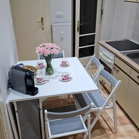 Flora - Late Check-out At Noon 12 O Clock For Free Appartement